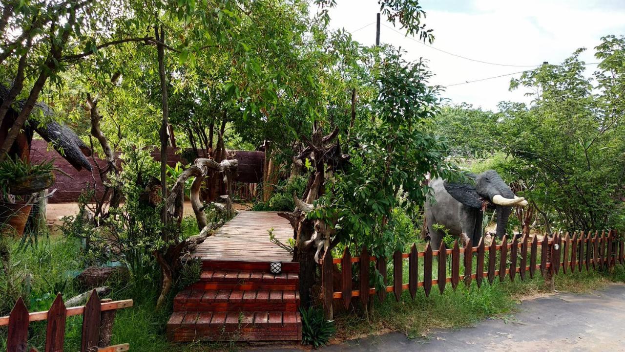 Elephant Trail Guesthouse And Backpackers Kasane Exterior photo